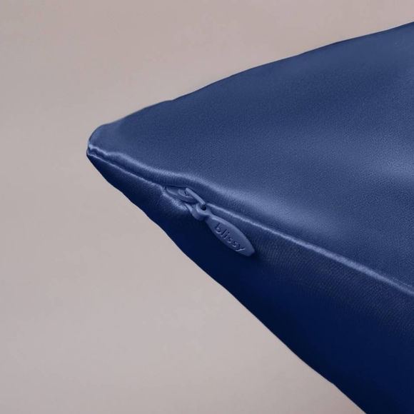 NWT Blissy Mulberry Silk Pillowcase, Navy Blue, Standard/Queen or King Size - Picture 4 of 7